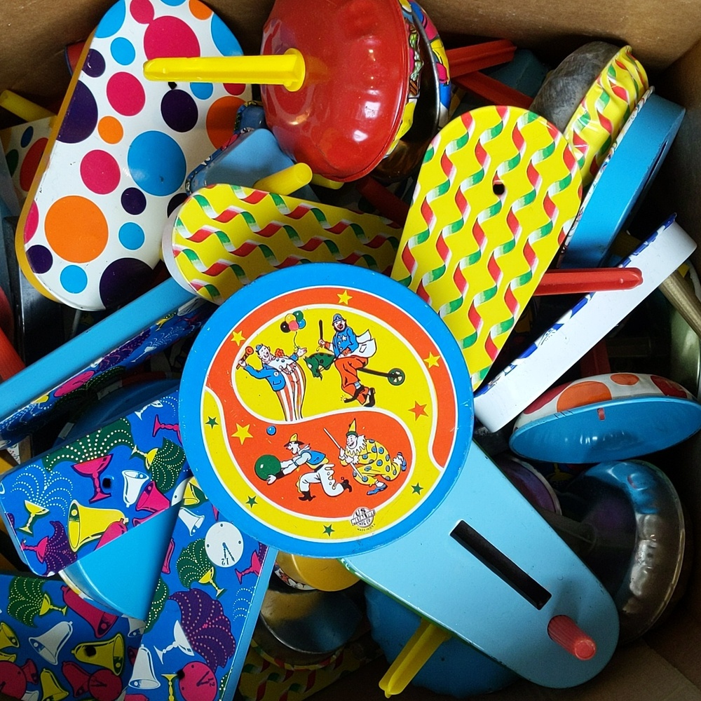 (1) Vintage Tin Noise Maker Shakers Tin Litho Metal Toys